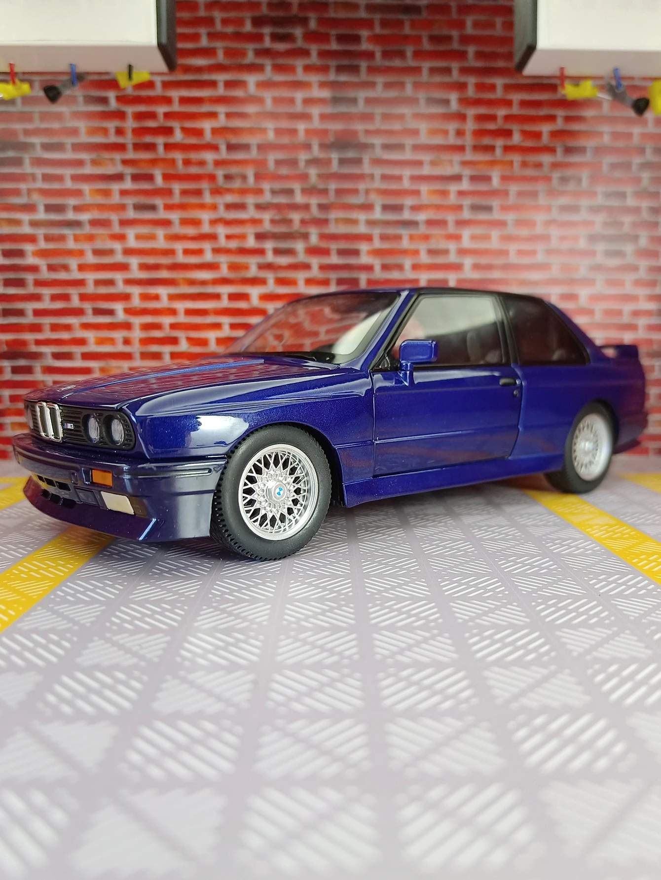 

1:24 BMW M3 E30 Суперкар из сплава, модель автомобиля, звук и свет, отступить, детские игрушки, коллекционные предметы, подарочная коробка на день рождения для мальчика, подарок