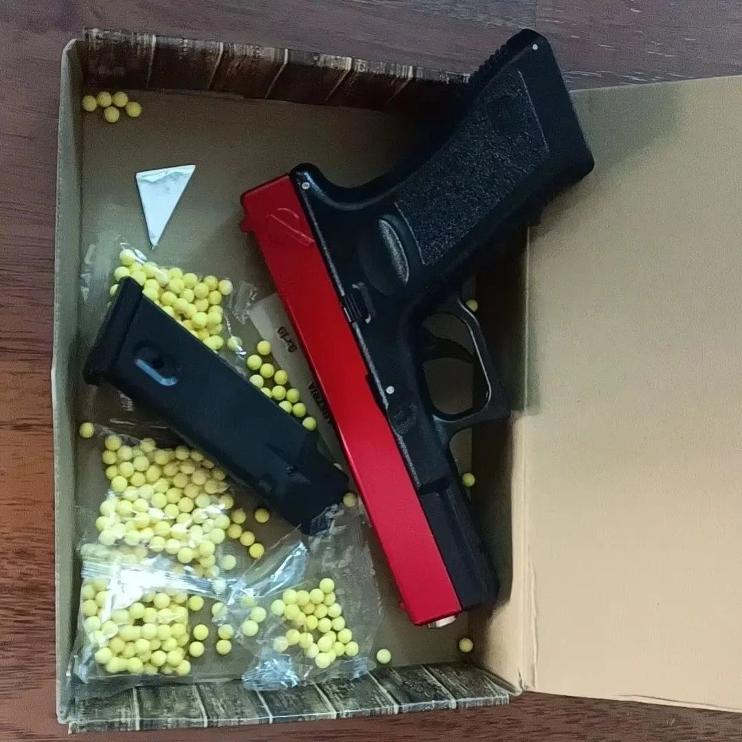 2025 Pistola giocattolo per amore per bambini Camera vuota Mitragliatrice sospesa Pistola giocattolo Manuale a sgancio rapido Ragazzo Q1 Rivista inferiore per bambini