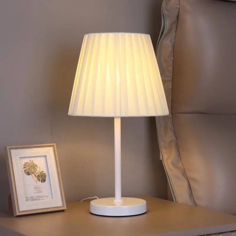 Lámpara de noche moderna para dormitorio nórdico, estilo ins de alto sentido, luz para niña, lámpara de escritorio decorativa retro simple de lujo transfronteriza