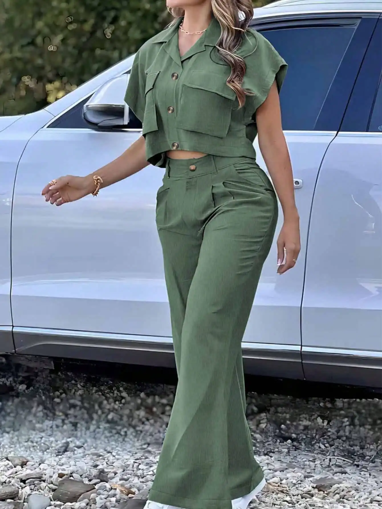 

Зеленый комплект в стиле милитари из 2 предметов: укороченный топ с коротким рукавом и расклешенные брюки для повседневной городской носки