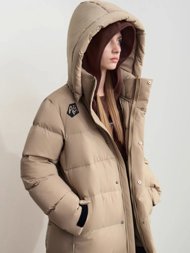 Amii ミニマリストダウンコート レディース 取り外し可能帽子 レタープリント 2025年冬新作 ロングダウンジャケット 暖かい ゆったり ジップアップコート 12444049