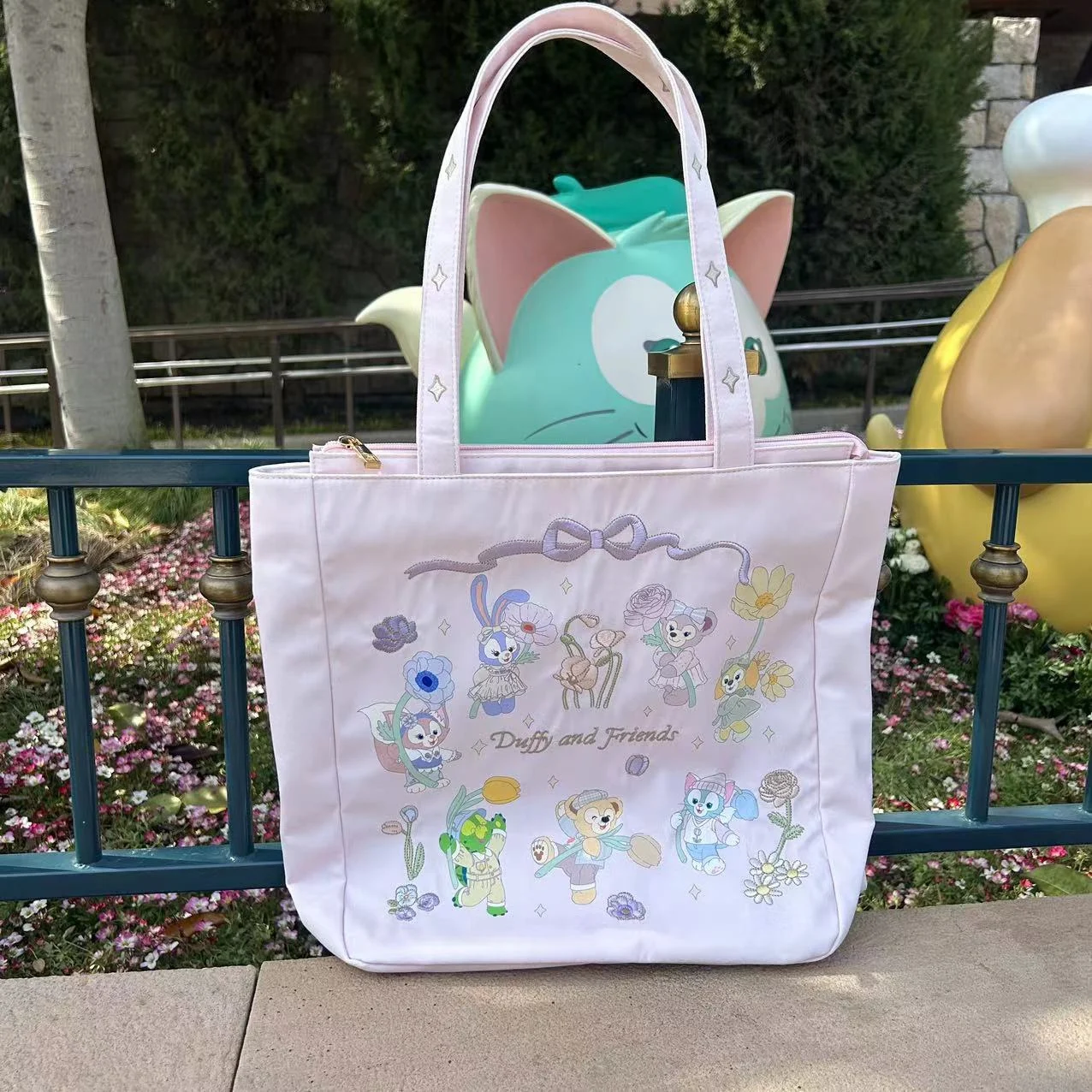 กระเป๋าโท้ตดัฟฟี่ดั๊กและผองเพื่อน ฤดูใบไม้ผลิ 2024 ของเซี่ยงไฮ้ดิสนีย์แลนด์ กระเป๋าถือความจุขนาดใหญ่ ของขวัญวันเกิดสำหรับเด็กผู้หญิง ของที่ระลึก
