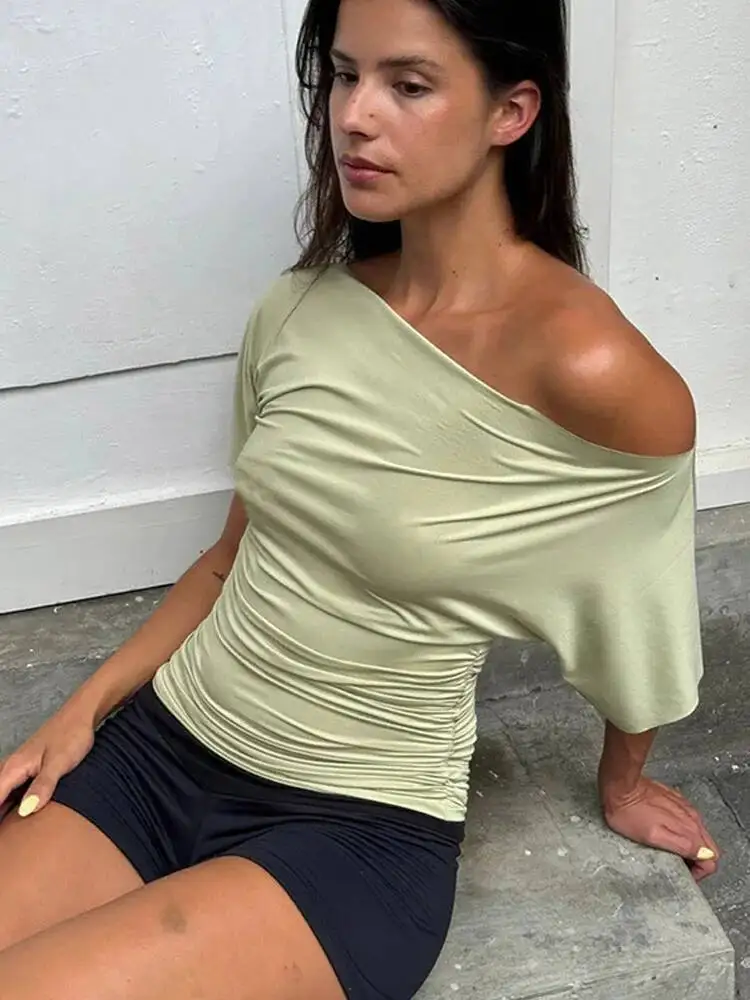 オフショルダーシャーリングクロップトップ女性の基本的なソリッドカラーの斜め襟半袖 Tシャツ夏カジュアルストリートウェア Tシャツ