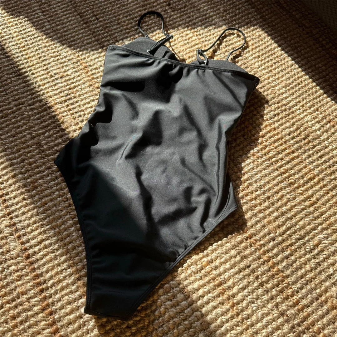 Neuer, ausgeschnittener, metallischer Ring, geraffter, hoch geschnittener, einteiliger Badeanzug für Damen, Badebekleidung, Monokini, gepolsterter Badeanzug, Badeanzug, Modell V6410. – Detail 15