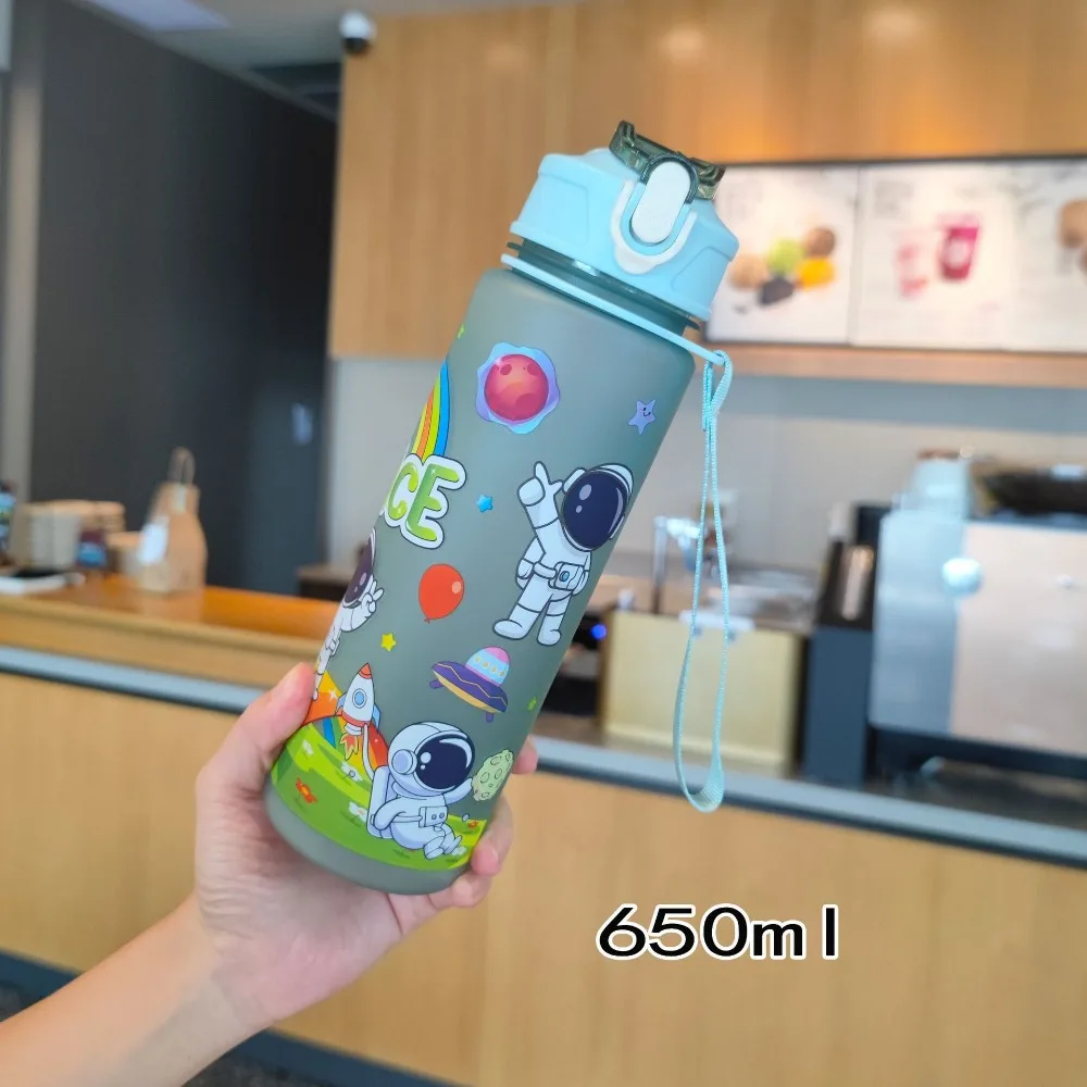 Casual Plastic Astronaut Space Cup with Latch High Quality Rope Sippy Cup Student Water Cup