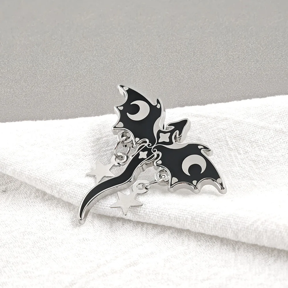 Gotische schwarze Drachen-Emaille-Pins, baumelnde Stern- und Halbmond-Broschen, Hexen-Mythische Hängeketten-Reversnadeln, coole Schmuckgeschenke – Detail 7