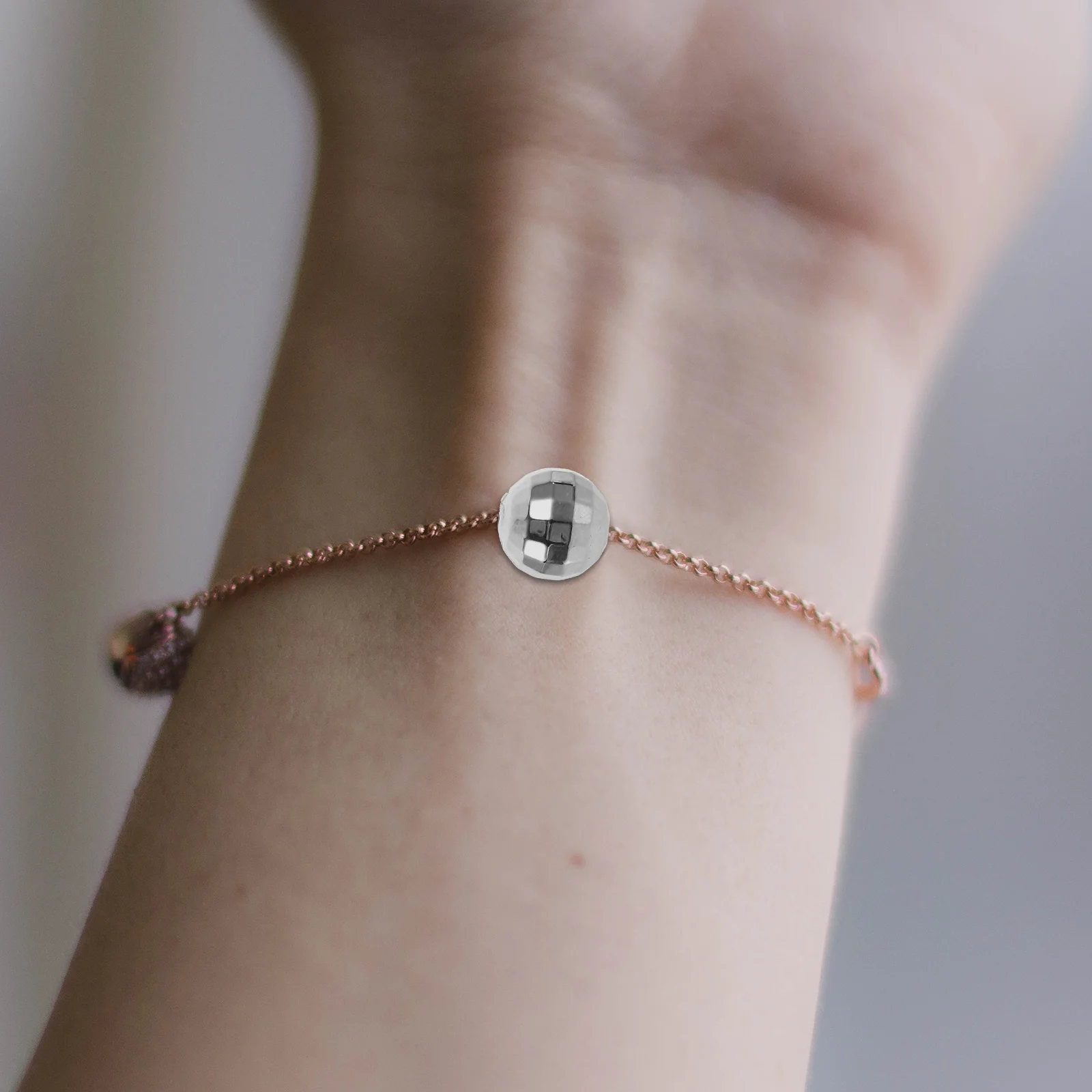 

200Pcs Disco Ball Beads Kit DIY Jewelry Making Bracelets Crafts Bright Colors Hole Design Beads for Jewelry Making