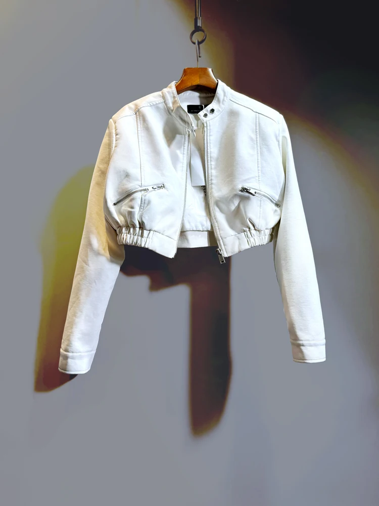 سترة جلدية قصيرة أنيقة وعصرية للنساء موديل 2025 خريف جديد بخصر مرتفع من الجلد الصناعي