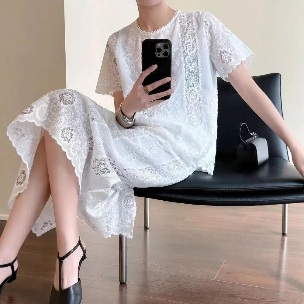 

Комплект из двух предметов: блузка с высокой талией, вышивкой, кружевом и жемчужной отделкой, и юбка в этническом стиле. Модный женский комплект.