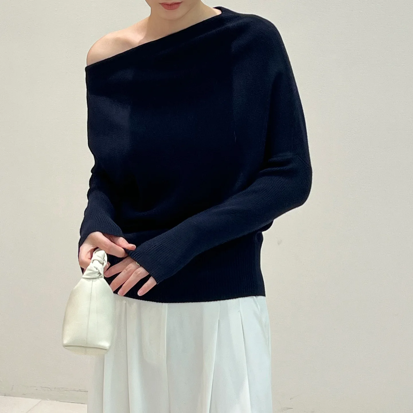 เสื้อสเวตเตอร์ไหมพรมผู้หญิง แขนยาวทรงแบทวิง คอเฉียง ทรงหลวม สไตล์ลำลอง เหมาะสำหรับใส่ทำงาน ฤดูใบไม้ร่วง ปี 2025