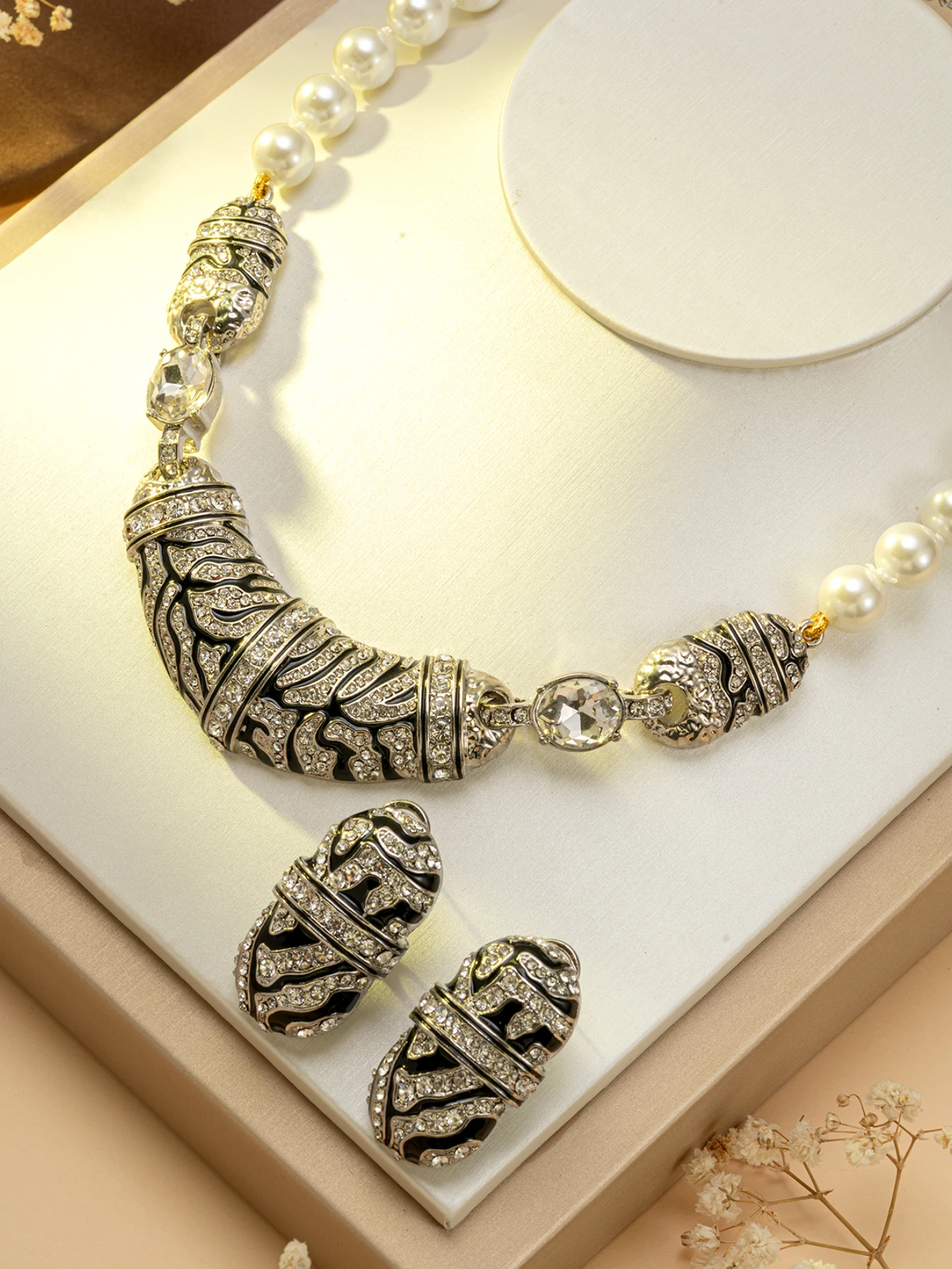 Vintage Tiger Pattern Diamond-Studded Pearl Necklace for Women, Light Luxury Party Collarbone Chain, High-End Accessory