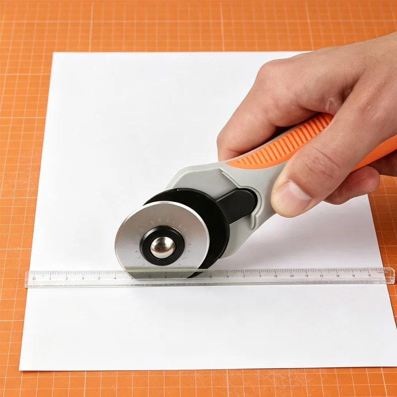 45mm Rotary Cutter, Fabric Cutting Roller Knife, Non-Slip Plastic Handle, Safety Blade Lock, Circular Roller Slicer, Suitable for Quilting, Sewing, Leather, Fabric, Patchwork, Embroidery, Scrapbooking, and Craft Materials view 6