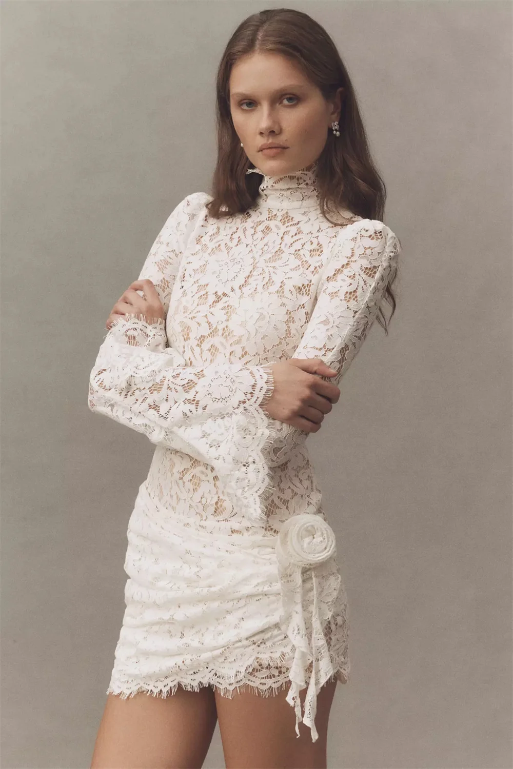 ชุดแต่งงานลูกไม้สีขาวแบบสั่งทำพิเศษจากกิวโต คอสูง แขนยาว ชุดราตรีสั้นแบบมีซิปด้านหลัง