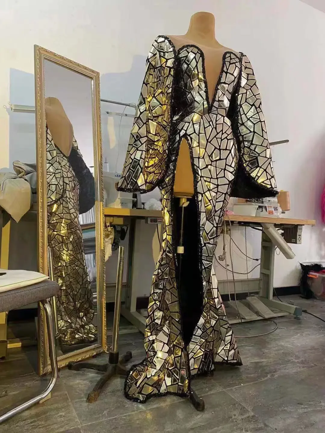 فستان طويل ذهبي ترتر بفتحة عالية للنساء للاحتفال بعيد الميلاد وحفلات الزفاف وحفلات المغني المثيرة لمرحلة النادي والاحتفال بأزياء الملكة السحب