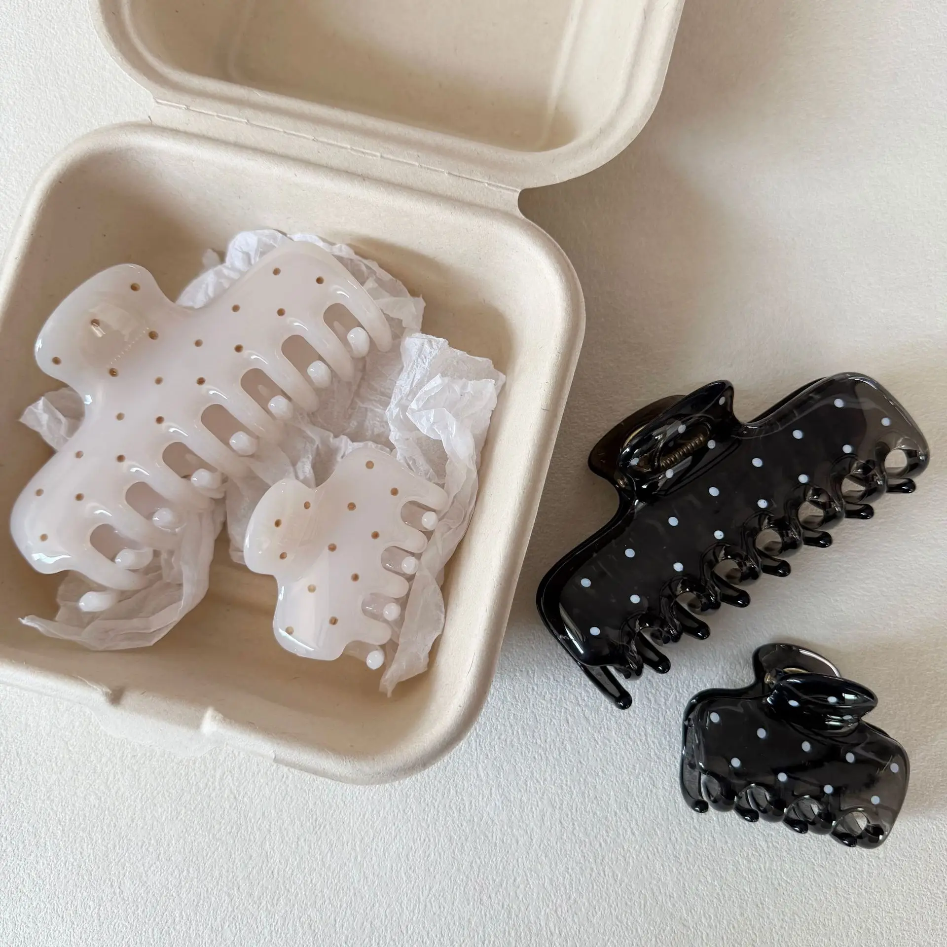 

High-end gel color clasp with retro Hepburn style black and white polka dot shark clip made of PC high ponytail at the back