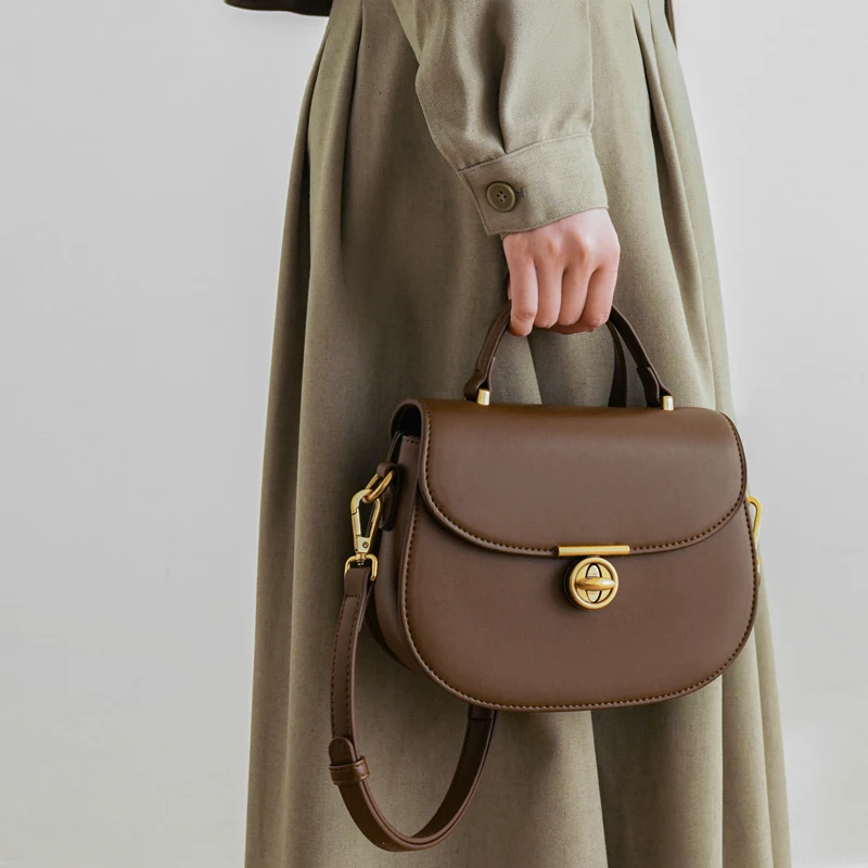 

Легкая роскошная сумка нишевого дизайна, ретро-сумка-седло, маленькая универсальная сумка для ношения в руке, на плече или через плечо.