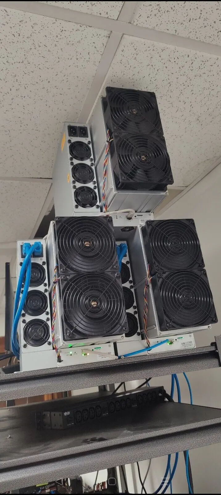 اشتري 2 واحصل على 1 مجانًا جهاز تعدين Antminer KA3 166T 3154W جديد في اليد