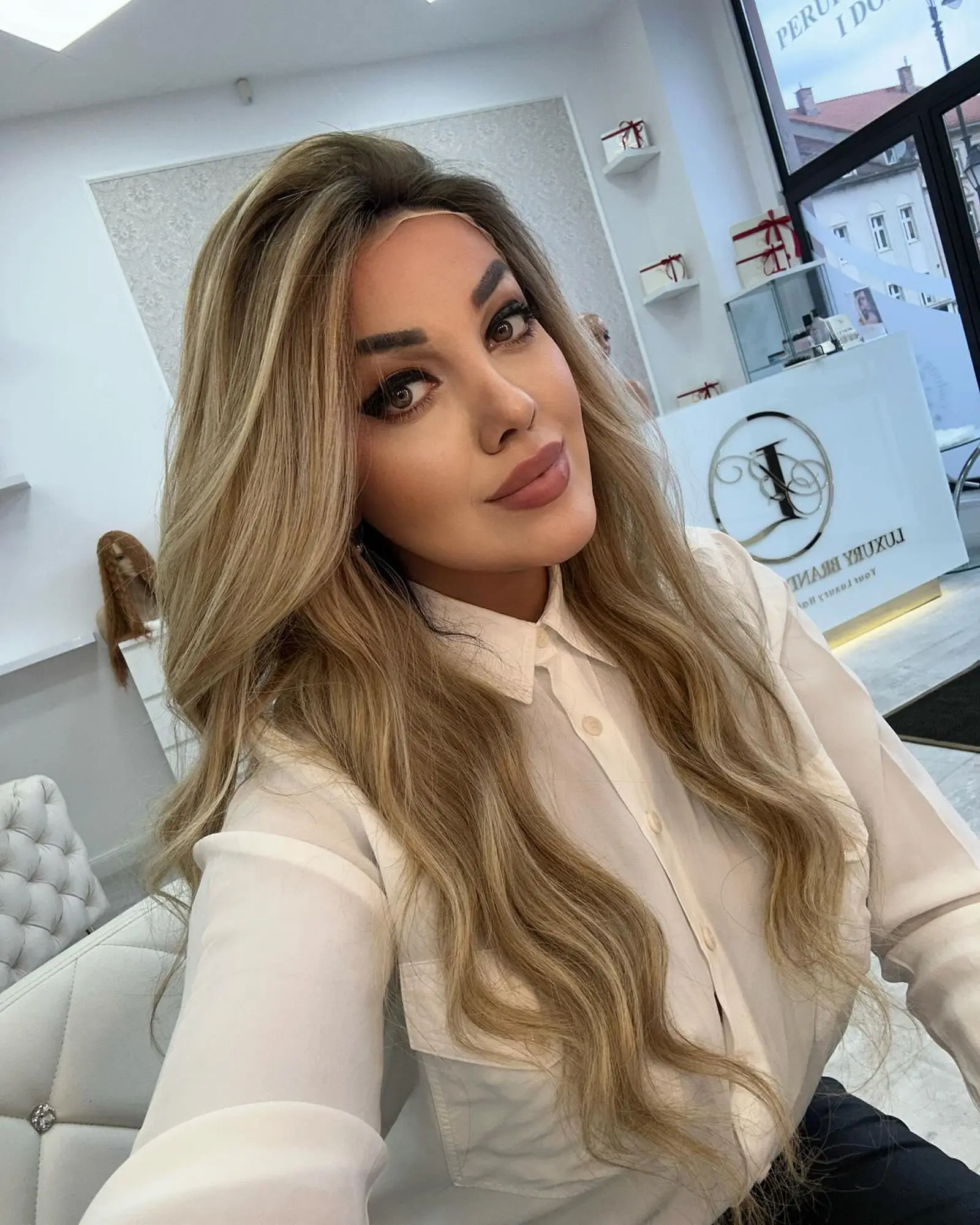 ソフトなオンブレライトブロンドバレイヤージュウィッグ、合成レースフロントウィッグ、プレプラッキングされたヘアライン、ボディウェーブ、快適なロングウィッグ、24インチ