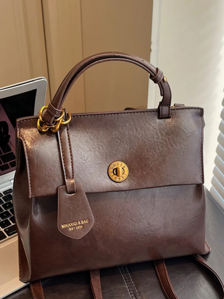 

Retro casual backpack with school-style design, suitable for classes, outdoor activities, travel or commuting, classic style