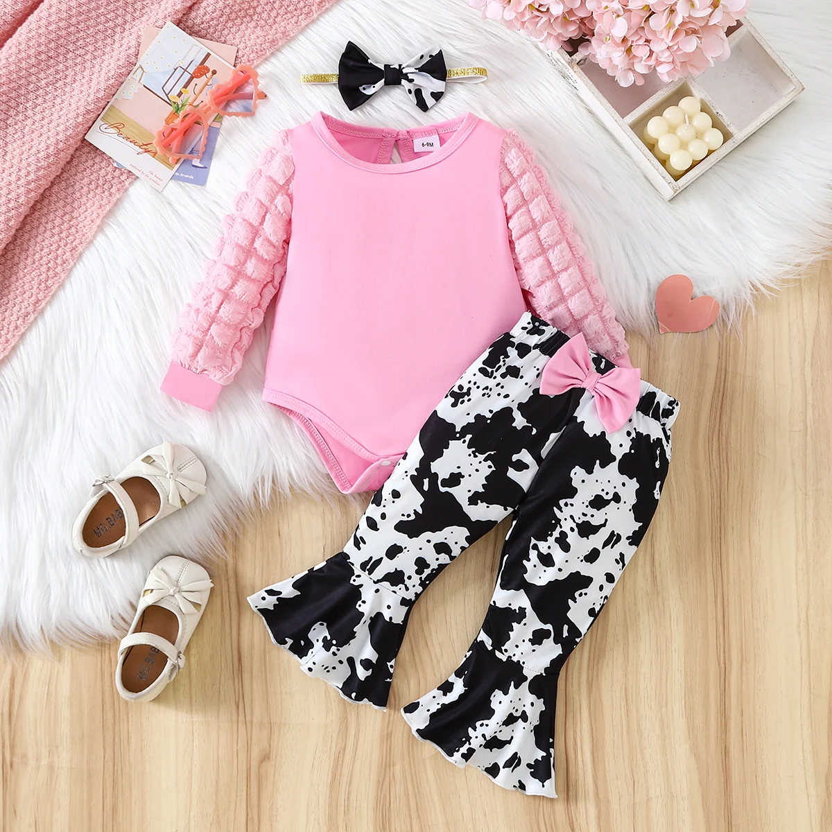 【Baby Girl】Outfit im süßen Stil für Babymädchen: Rosa Body mit Waffelblasenärmeln + Schwarz-Weiß-Schlaghose mit Kuhmuster + Schleife