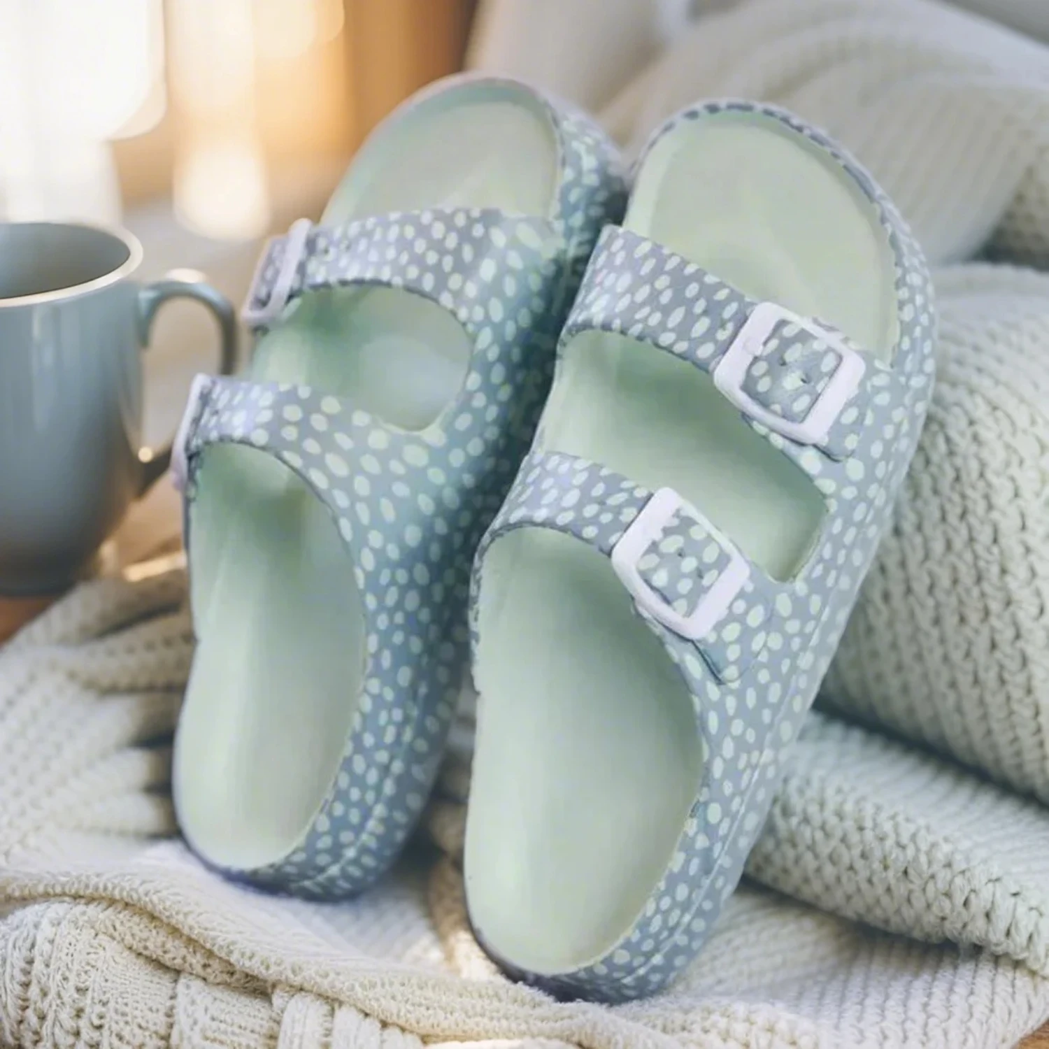 تصميم المنصة ينتهي الأحذية النسائية ذات الهالة الطويلة، بينما تصادم عناصر منقطة حية مع عبوة الموضة. من كومو #3