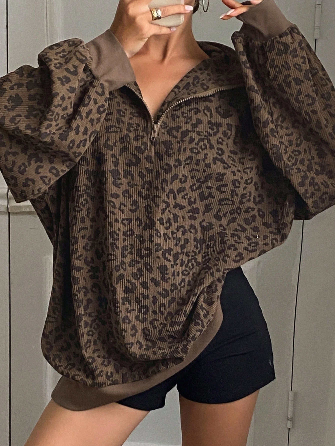 Damen-Pullover mit Leopardenmuster und halbem Reißverschluss, Oversize-Sweatshirt mit langen Ärmeln, Stehkragen und gerippter Struktur, lässige, lockere Bluse. – Detail 4