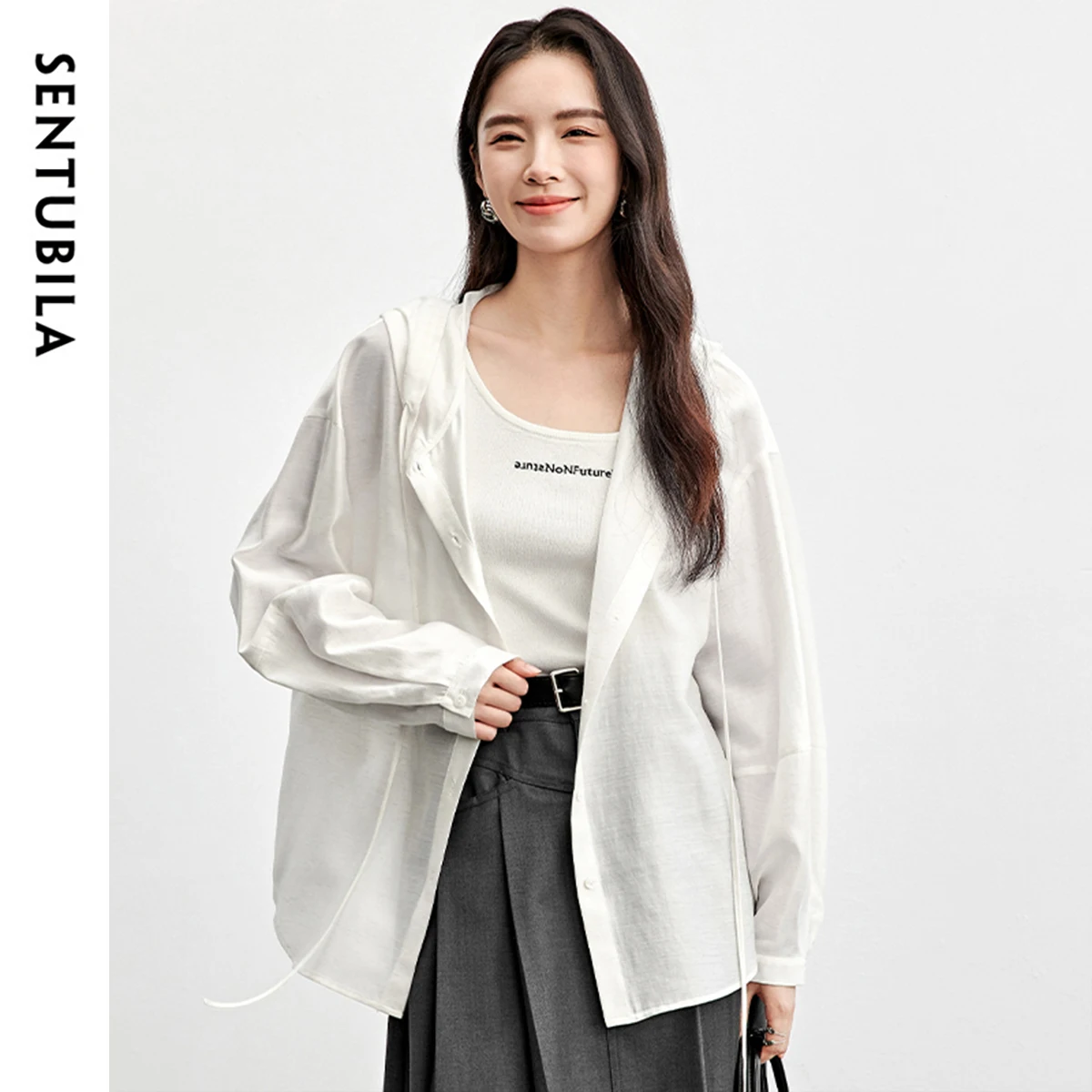 SENTUBILA قميص أبيض بقلنسوة للنساء 2025 مزيج الكتان الربيعي عادية فضفاضة تناسب الراحة فانوس كم بلوزات بسيطة 151C57913