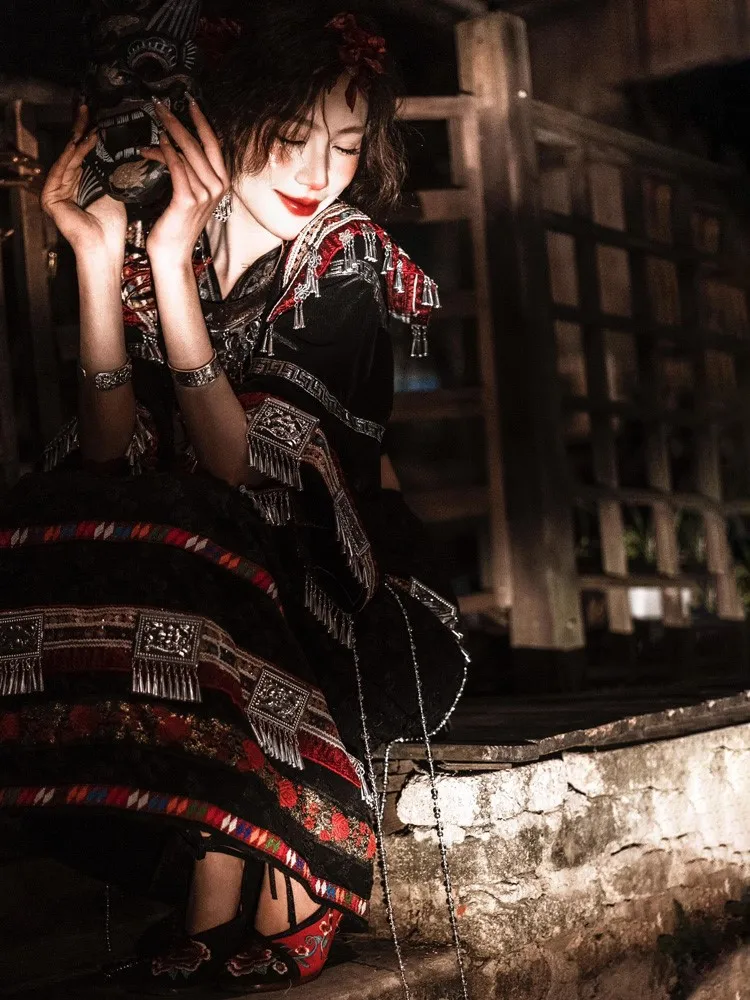 Nowa etniczna sukienka damska w egzotycznym stylu została przedstawiona na ciemnej