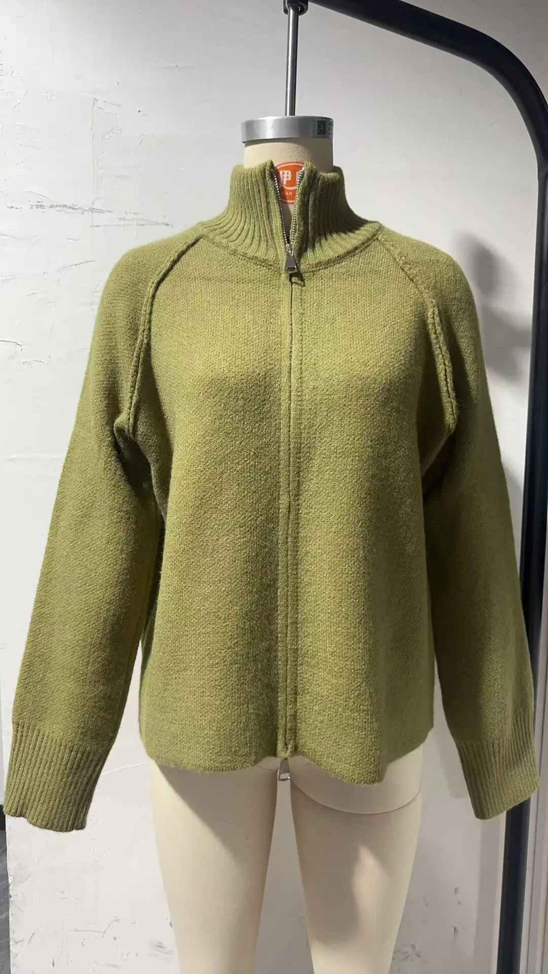 Suéter de estilo perezoso para mujer, cárdigan de punto con cremallera y cuello levantado liso coreano, chaqueta de manga larga, otoño e invierno, 2025