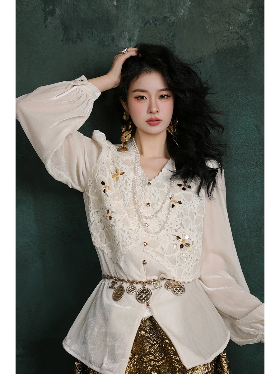 

Новая китайская женская блузка с кружевными вставками и эффектом двухслойности, белая, оригинальный дизайн Dangdang Somes, свободный крой, длинный рукав, V-образный вырез.