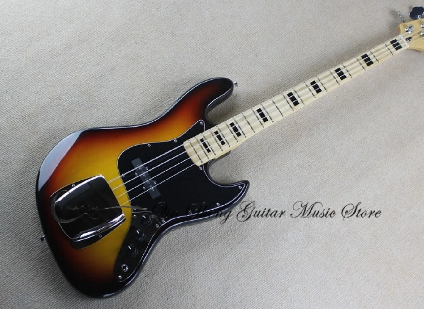 Изготовленный на заказ 4-струнный бас восхода солнца, фиксированный бридж, корпус из цельного дерева, кленовый гриф, кленовый гриф, звукосниматели с железным корпусом