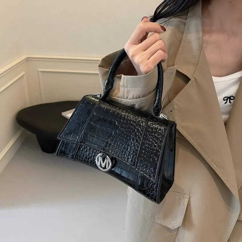 

Модная женская сумка через плечо. Трендовый дизайн, который дополняет ваш личный стиль. Идеально.