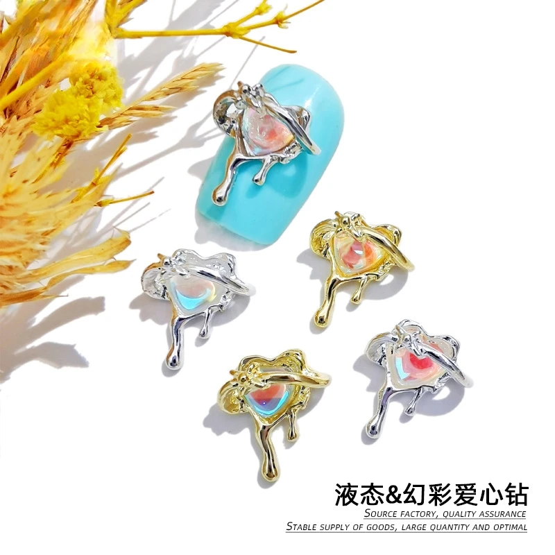 10 szt. Luksusowe zawieszki do paznokci 3D w kształcie serca - holograficzne wydrążone klejnoty ze stopu do manicure Couture