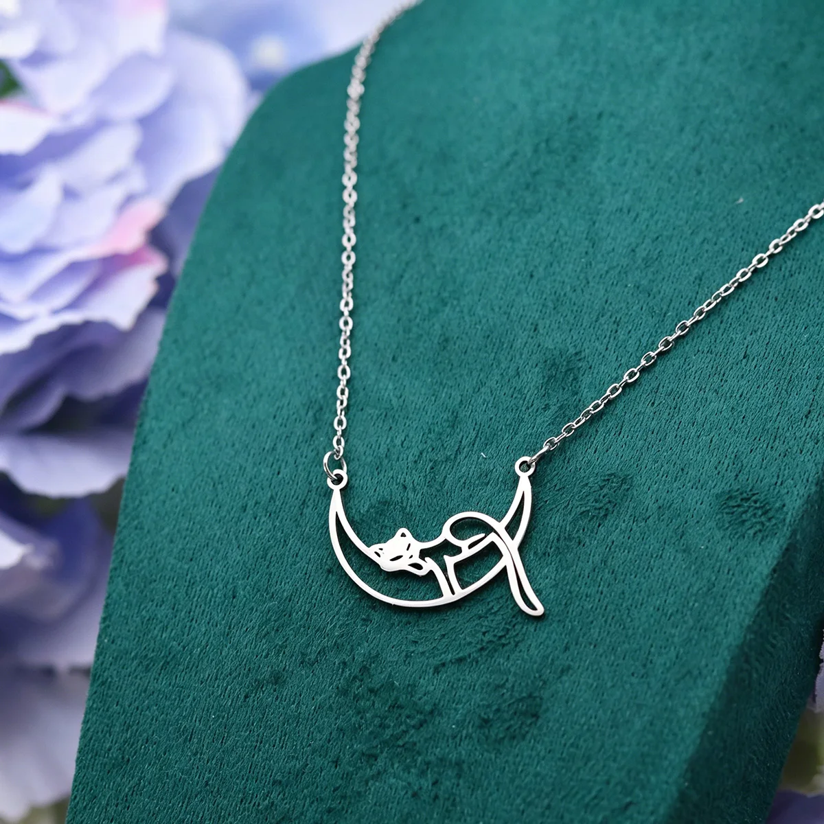 Collar con Colgante de Gato Perezoso Sentado sobre la Luna, de Acero Inoxidable, para Mujer, Gargantilla Moderna con Diseño de Animal, Joyería de Gatito