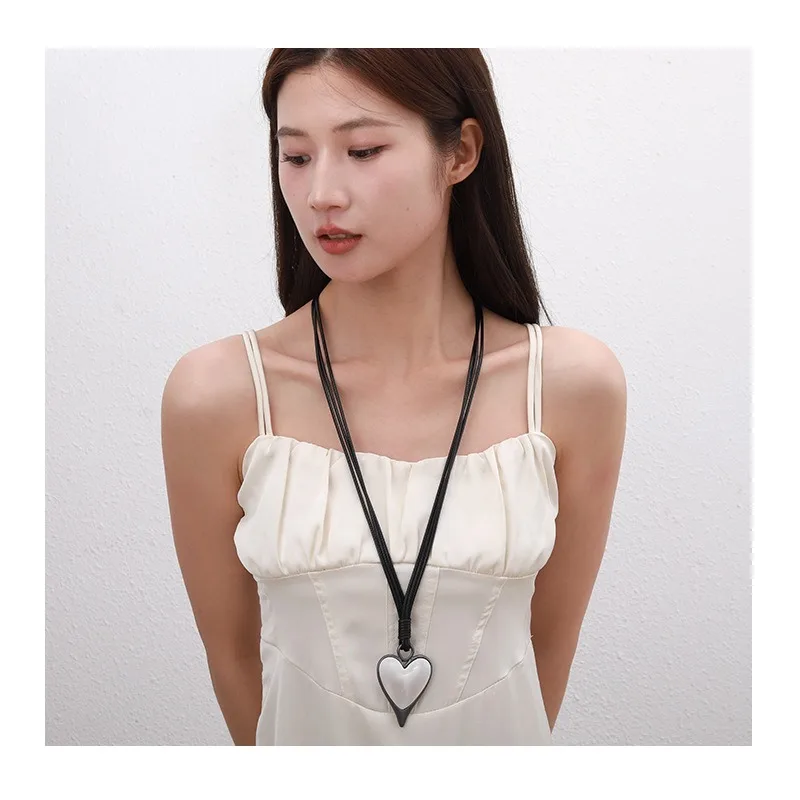 

New Special Sweater Chain Love Pendant Geometric Metal Retro Fashion Women's Necklace