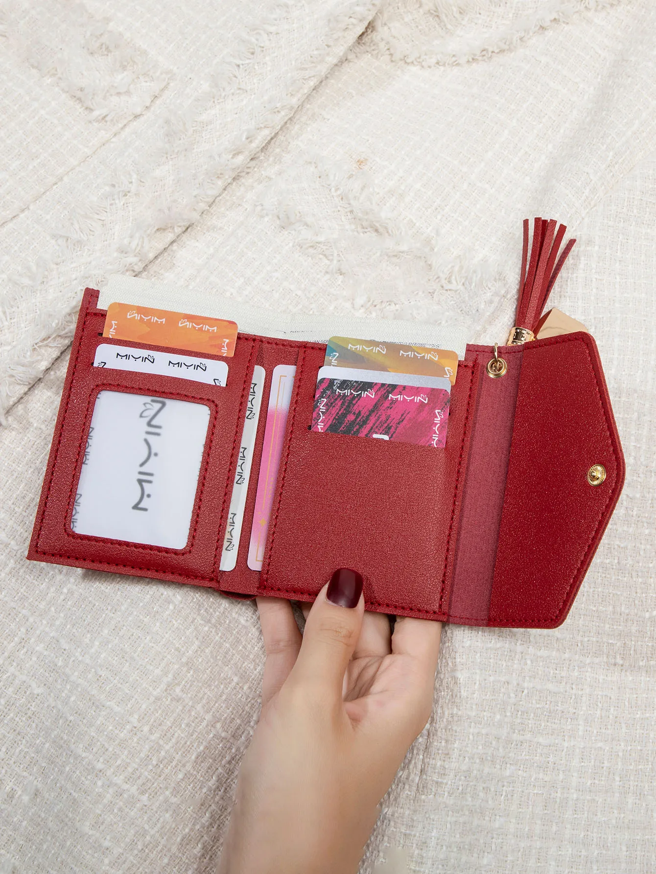 Kompakte Damen-Clutch-Geldbörse, schlankes Schwarz, tragbare Geldbörse mit goldfarbenem Druckknopfverschluss und Quastendetail, leichte Mini-Geldbörse – Detail 9