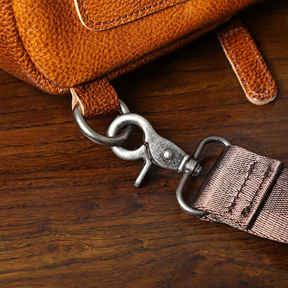 S.WORKER Handgefertigte Herren-Brusttasche aus Vollnarbenleder, Modische Umhängetasche für Telefon und Schlüssel – Detail 14