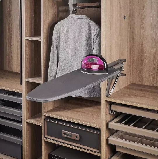 

Гладильная доска со скрытой электрической гладильной станцией, выдвижной секцией для утюга, амортизирующей складной подставкой для гладильной доски, для гардеробной.