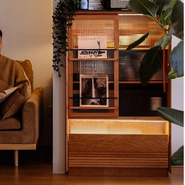 خزانة جانبية صخرية، خزانة تخزين بجوار خزانة تلفزيون، خزانة تخزين من خشب الكرز في غرفة المعيشة، خزانة من الخشب الصلب مقابل