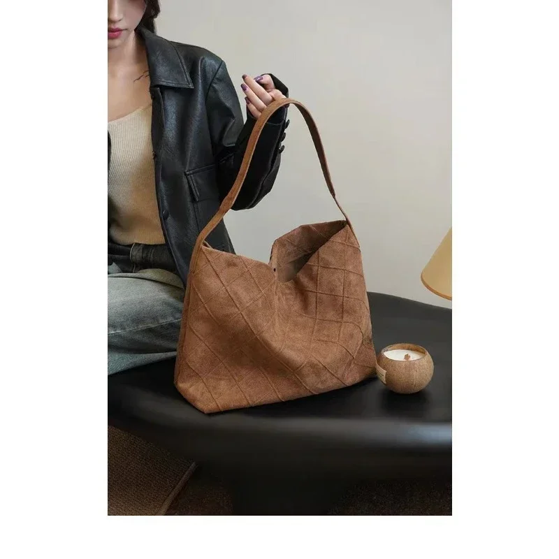 

High-end Rhombus Tote Bag, Large-capacity Armpit Bag, Suede Shoulder Bag, Portable Bucket Bag for Women 2024 New Winter