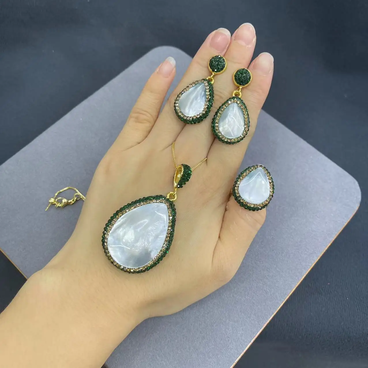 

Ore natural white shell jewelry set clay inlaid three-piece French niche hot-selling models pendant necklace earring ring