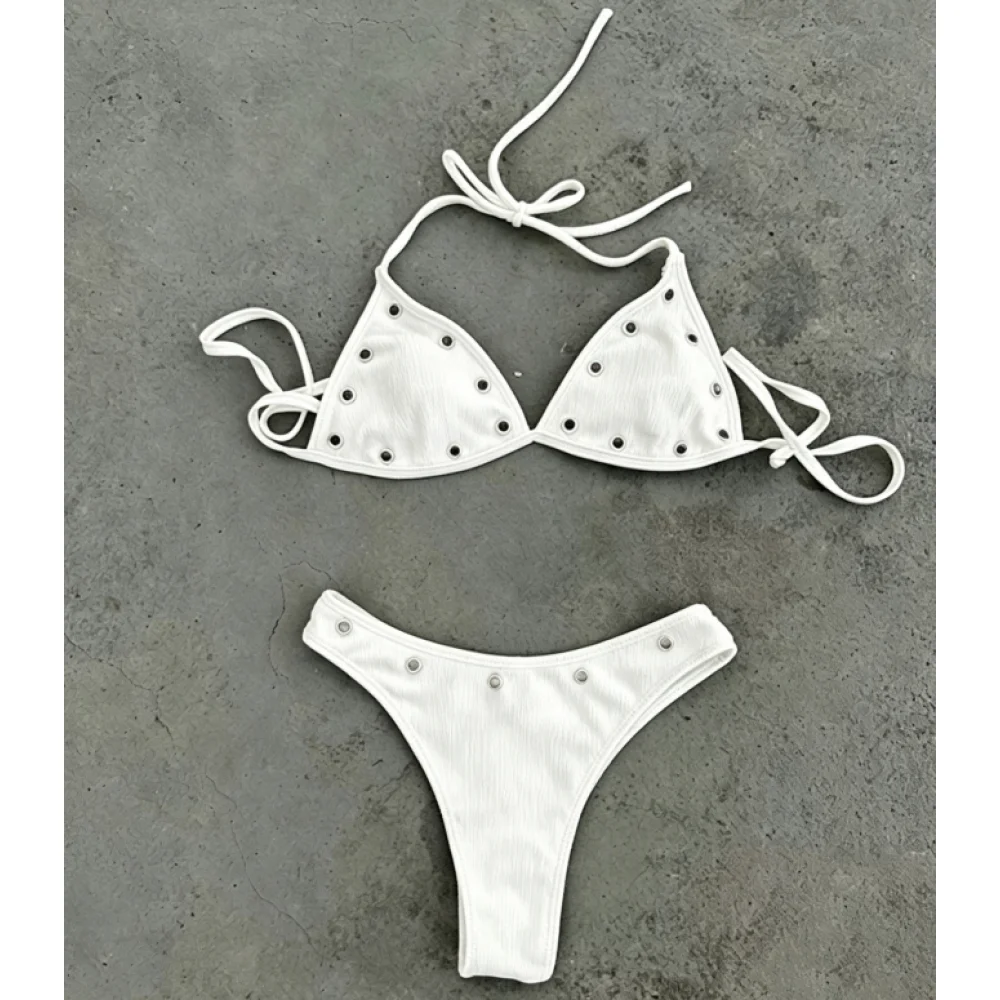 

Женский комплект бикини из двух частей с белыми деталями в виде подвязок и треугольных элементов, летний наряд для пляжного отдыха.