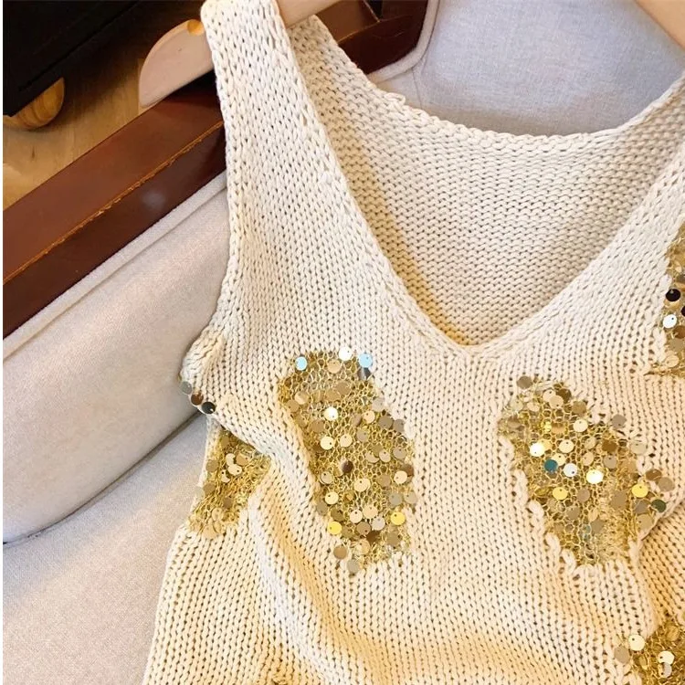 سترة نسائية بيج متماسكة بالترتر الذهبي والفضي اللامع ورقبة على شكل حرف V بدون أكمام طراز فرنسي كاجوال مع إكسسوارات من اللؤلؤ