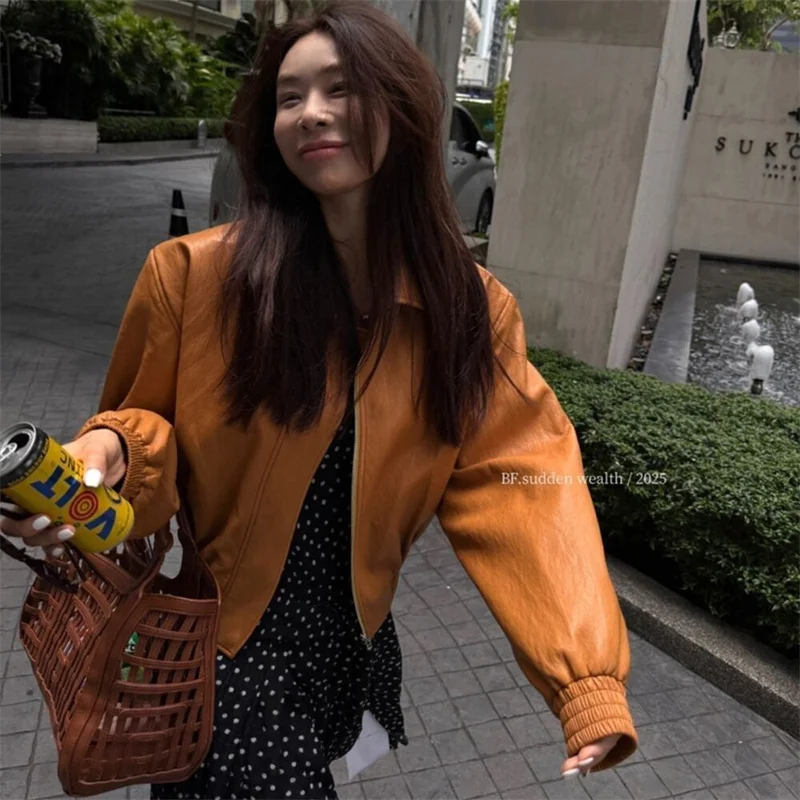 2025 Giacca da donna in pelle bianca e arancione alla moda delle celebrità di Internet Giacca da donna in vita ampia e sottile versione coreana autunnale