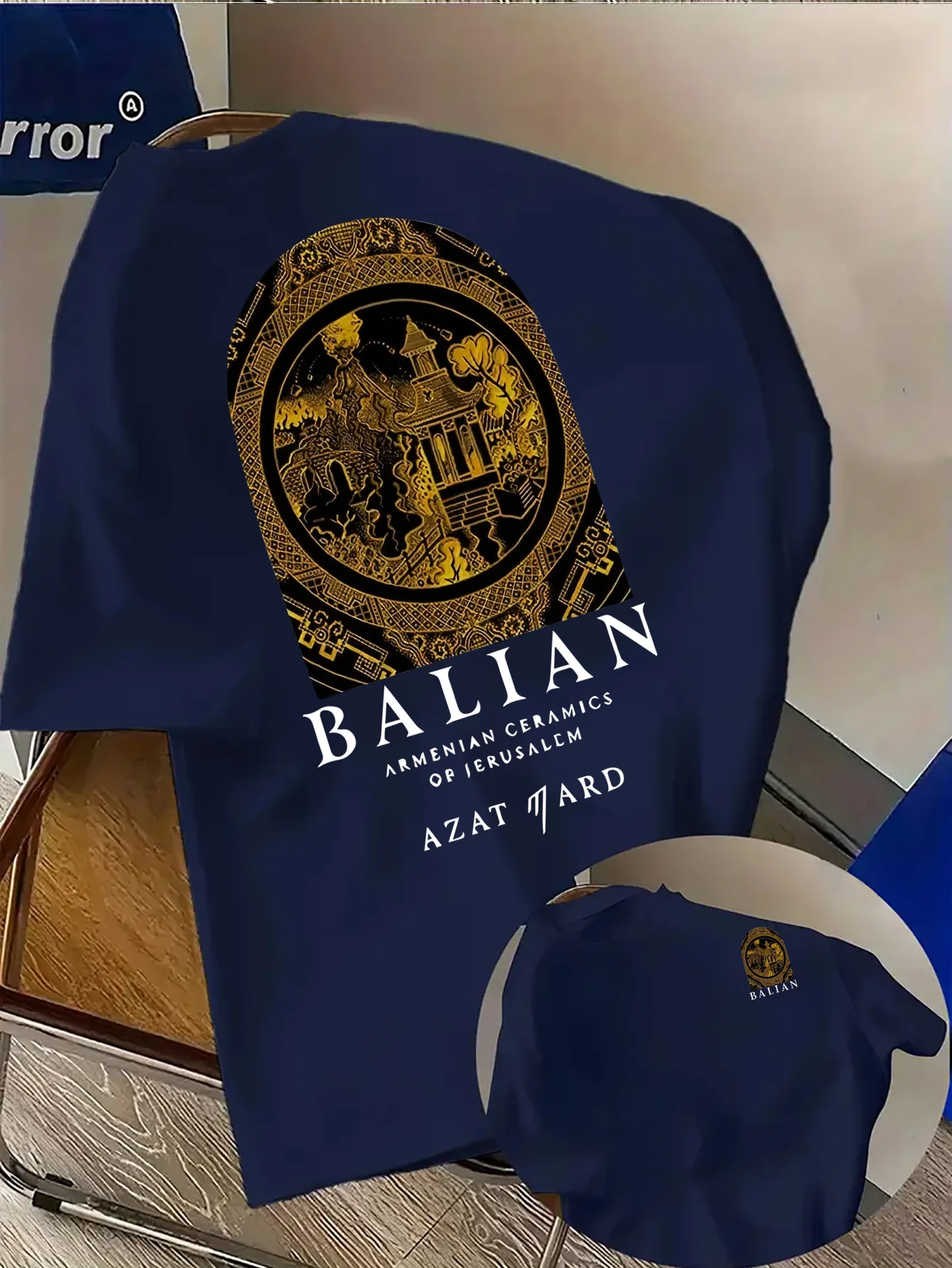 Camiseta de Hombre Inspirada en la Cerámica Armenia, con Estampado de Patrón Ornamental Dorado sobre Azul Marino, 100% Algodón, Ropa Casual de Verano