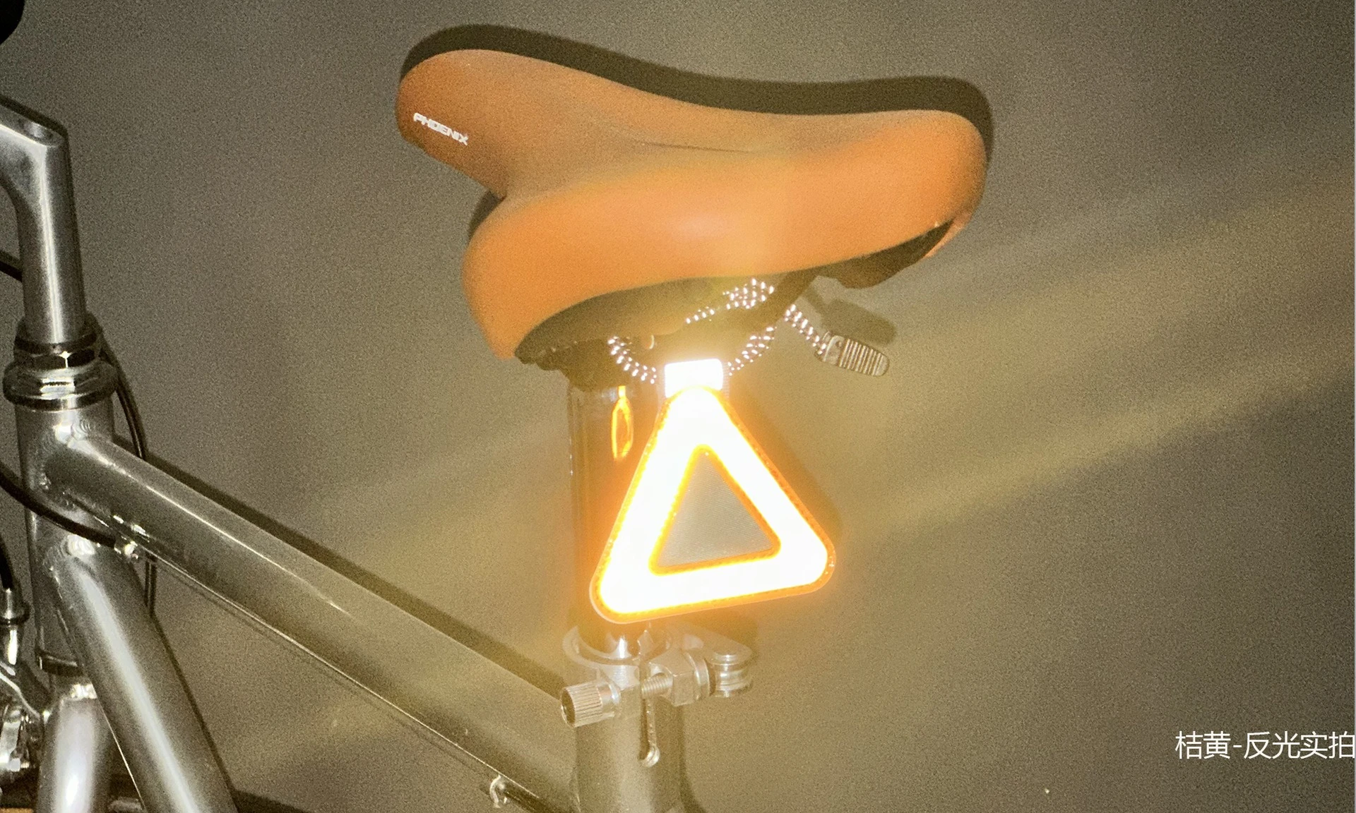 Multifunktionales elastisches reflektierendes Dreiecksschild, Fahrradsattel-Hängereflektor, Sicherheitswarnetikett für Nachtfahrten zur Sicherheit. – Detail 7