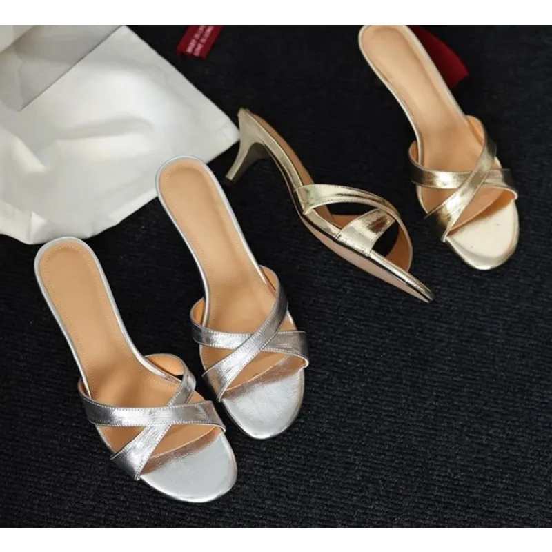 شباشب نسائية صيفية جديدة ذات نطاق ضيق وموجز شباشب نسائية فاخرة على الموضة بكعب رفيع أحذية للحفلات البغال أحذية Zapatos Mujer