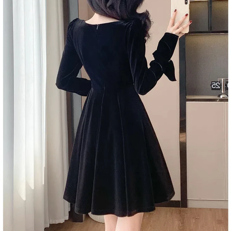 Otoño e Invierno nuevo vestido Sexy negro con puños acampanados y lentejuelas anudadas con cuello cuadrado vestido de terciopelo falda ajustada acampanada para mujer