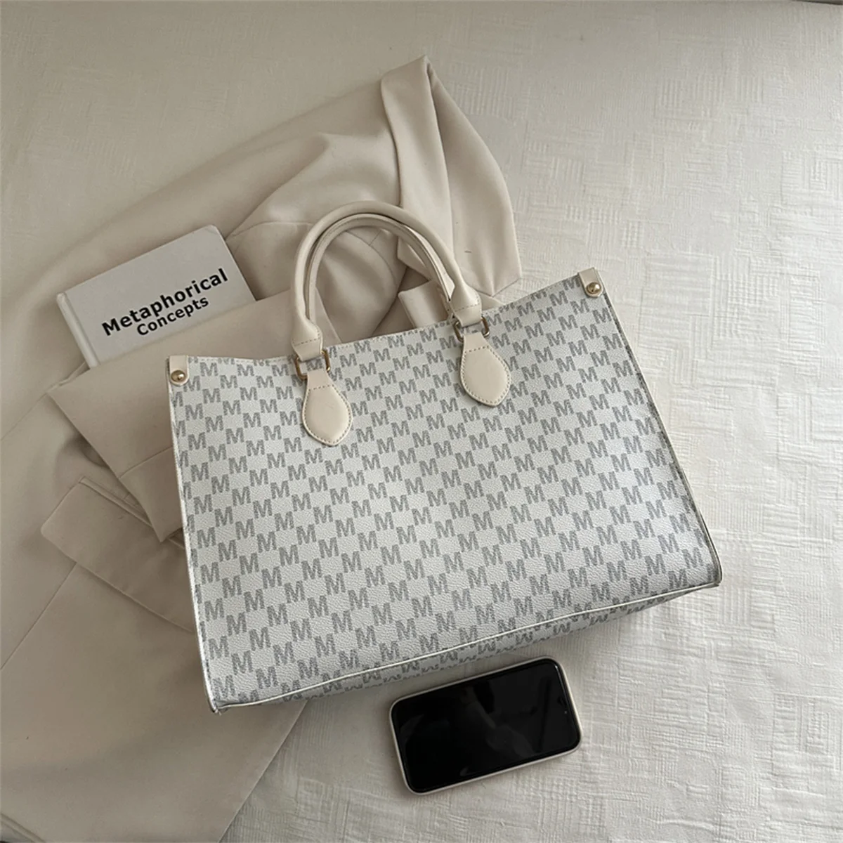 حقيبة يد نسائية فاخرة مع نمط M سطح أملس سعة كبيرة من البولي يوريثان مقاومة للماء وسحاب ومقابض مريحة للتنقل اليومي #3