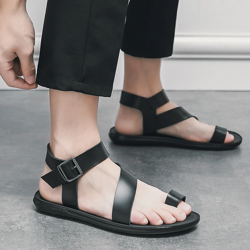 Summer New Men Sandals Anti slip Flat Heel Outdoor Beach Shoes Korean Fashion Shoes Black and White 38-45 Men Sandals